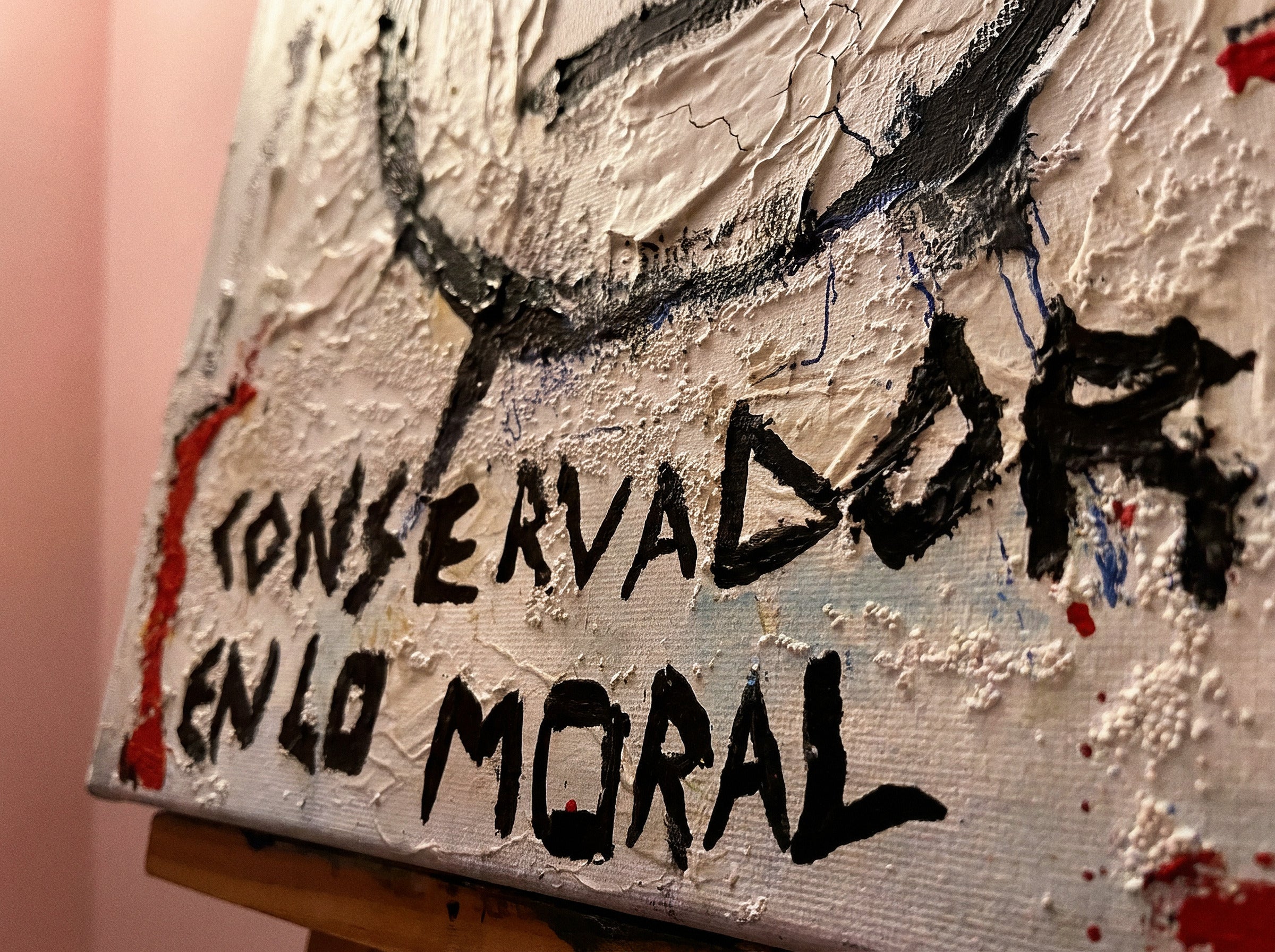 Detalle: «Conservador en lo moral» — textura rasante, Moralist CLACHECO