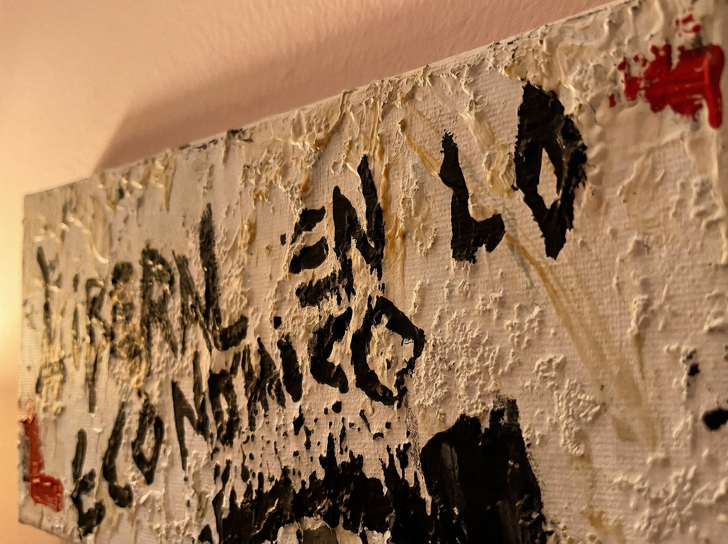 Detalle: «Liberal en lo económico» — textura rasante, Moralist CLACHECO