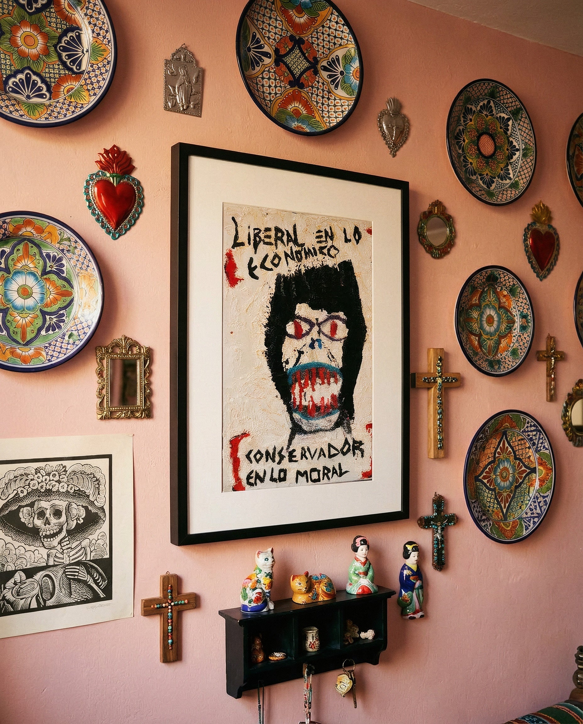 Moralist de CLACHECO en pared, vista lateral